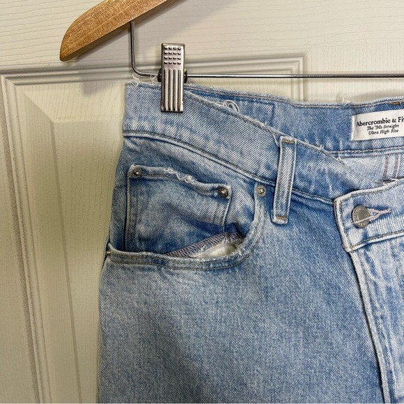 Abercrombie & Fitch The 90’s Straight Light Wash Ultra High Rise Sz 12/31R - Picture 3 of 8